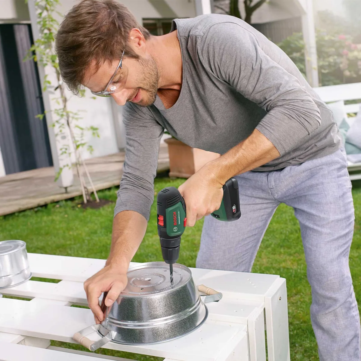 Акумуляторний шурупокрут-дриль Bosch UniversalDrill 18В, 2 батареї по 1.5Ач, 40Нм, 440/1450 об/хв, в кейсі, вага 1.2 кг.
