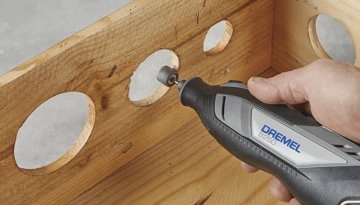 Акумуляторна шліфувально-гравірувальна машина Dremel 8250-5, 12В, 1х2А·год, 5000-30000 об/хв, вага 0.59 кг.