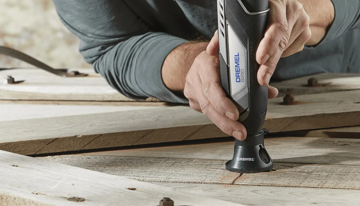 Акумуляторна шліфувально-гравірувальна машина Dremel 8250-5, 12В, 1х2А·год, 5000-30000 об/хв, вага 0.59 кг.