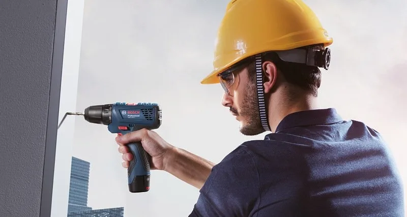 Акумуляторний шуруповерт-дриль Bosch Professional GSR 120-Li 12В 2х2А·год 14·30Нм 400·1500об/хв у кейсі, вага 0.89кг.
