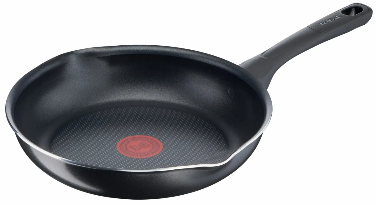 Сковорода з кришкою Tefal Day by Day, 24 см, алюмінієва, з бакелітовою ручкою та скляною кришкою, чорного кольору.