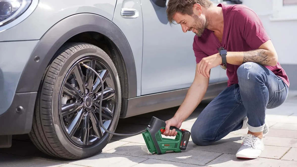 Компресор акумуляторний Bosch 18В без АКБ пластиковий чорний