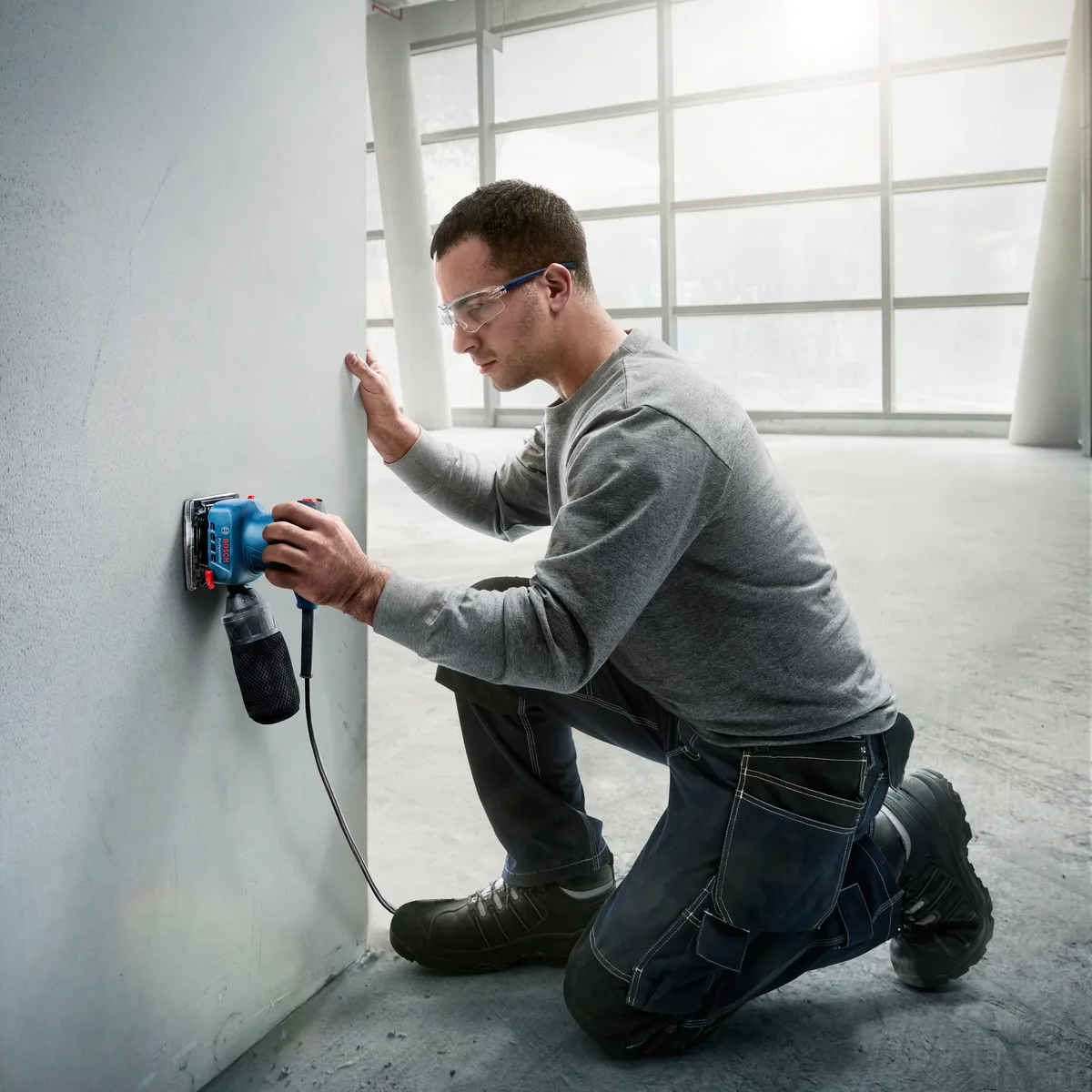 Шліфмашина вібраційна Bosch 220Вт легка для шліфування деревини та металу з низькою вібрацією