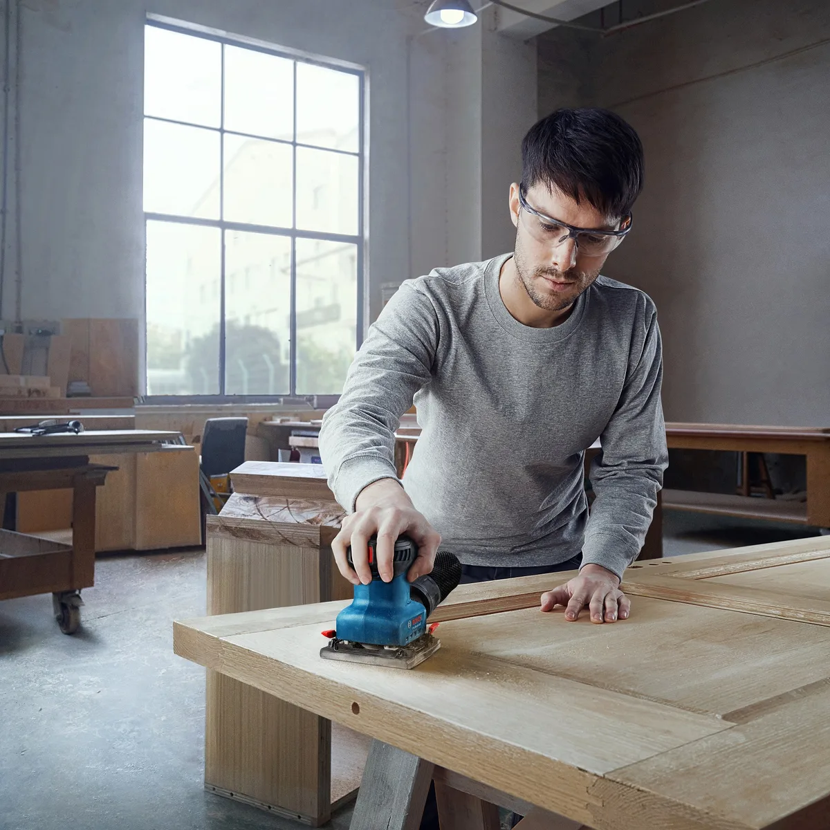 Шліфмашина вібраційна Bosch 220Вт легка для шліфування деревини та металу з низькою вібрацією