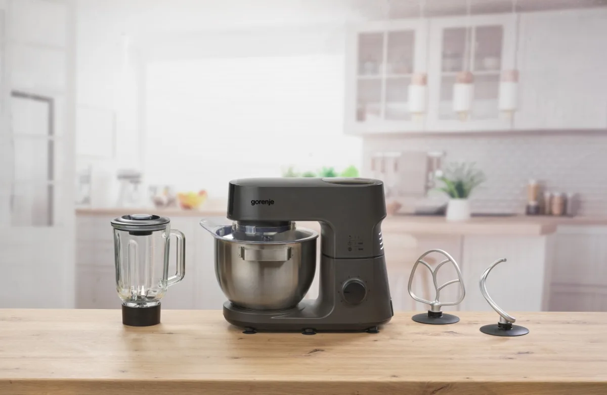 Кухонний комбайн Gorenje 1000Вт, металева чаша, металевий корпус, 7 насадок, сріблясто-чорний.