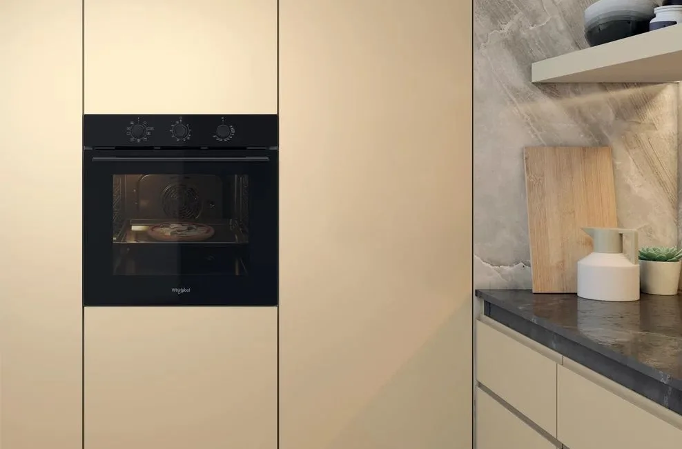 Електрична духова шафа Whirlpool, 71л, клас енергоефективності A, з конвекцією, чорного кольору.