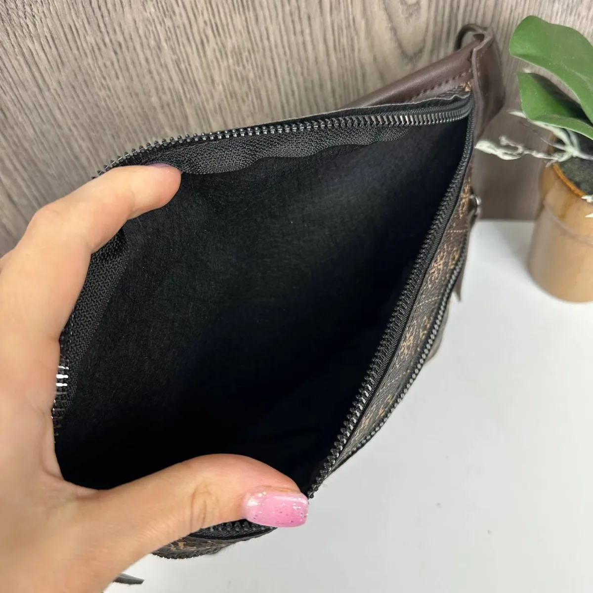 Женская бананка 24x16x4 см экокожа коричневая геометрический узор