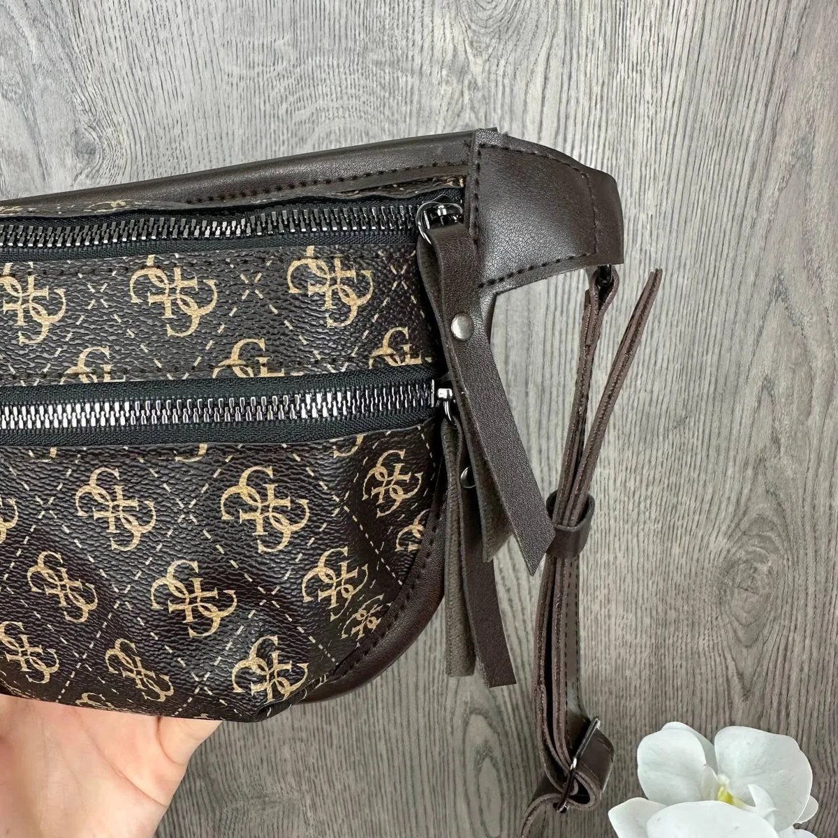 Женская бананка 24x16x4 см экокожа коричневая геометрический узор