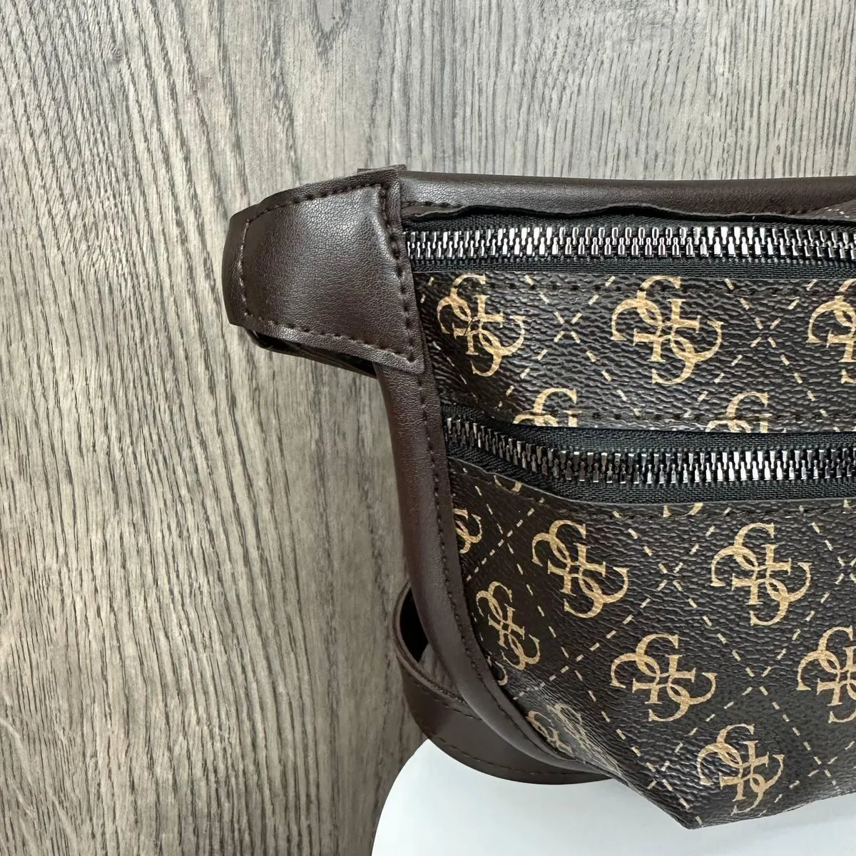 Женская бананка 24x16x4 см экокожа коричневая геометрический узор
