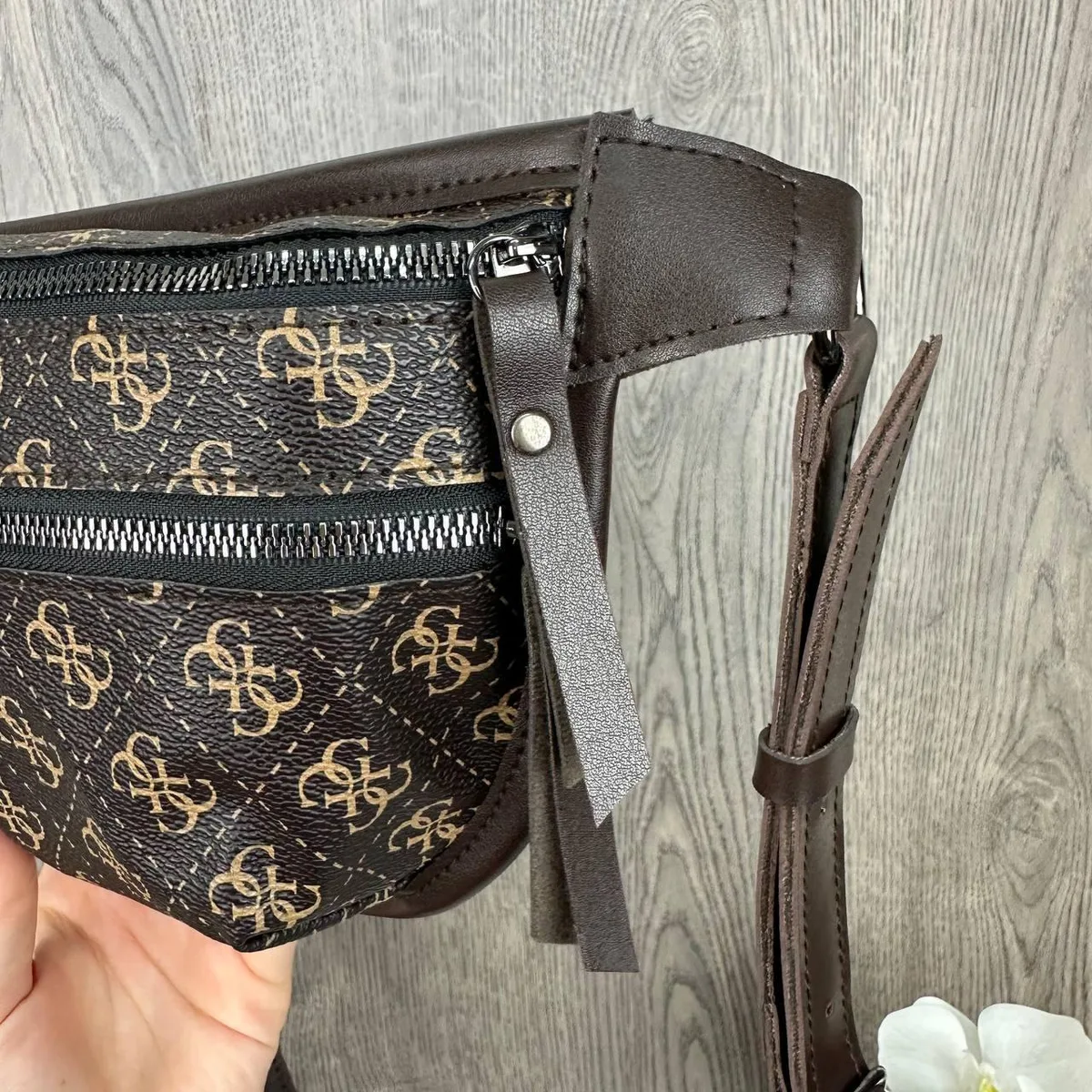 Женская бананка 24x16x4 см экокожа коричневая геометрический узор