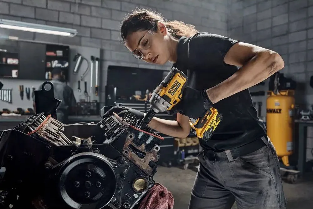 Гайковерт ударный DeWalt 18 В Li-Ion 2 аккумулятора 5 А·ч 1084 Нм для автосервиса и строительства