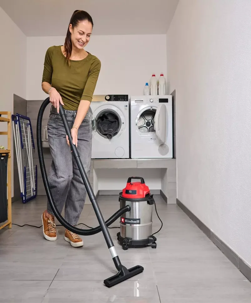 Професійний пилосос Einhell TC-VC 1540 S, потужність 900 Вт, вакуумна сила 180 мБар, об'єм 15 л, вага 3.0 кг.