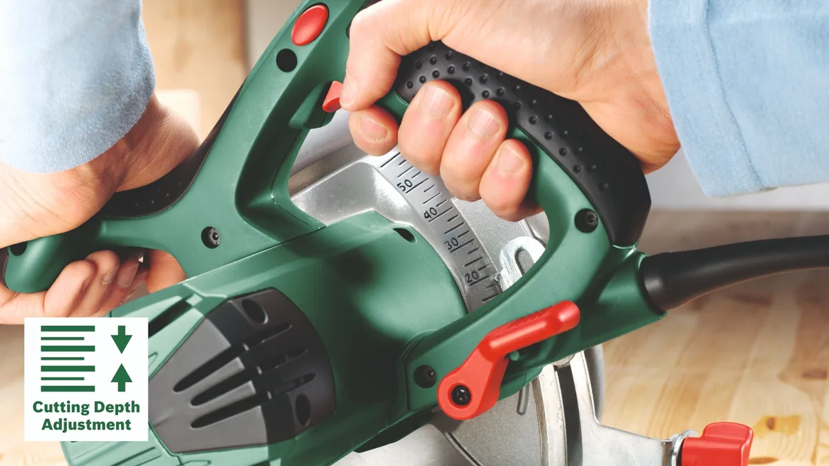 Дискова пила Bosch KS 55 A, 1200 Вт, діаметр 160 мм, вага 3.9 кг.