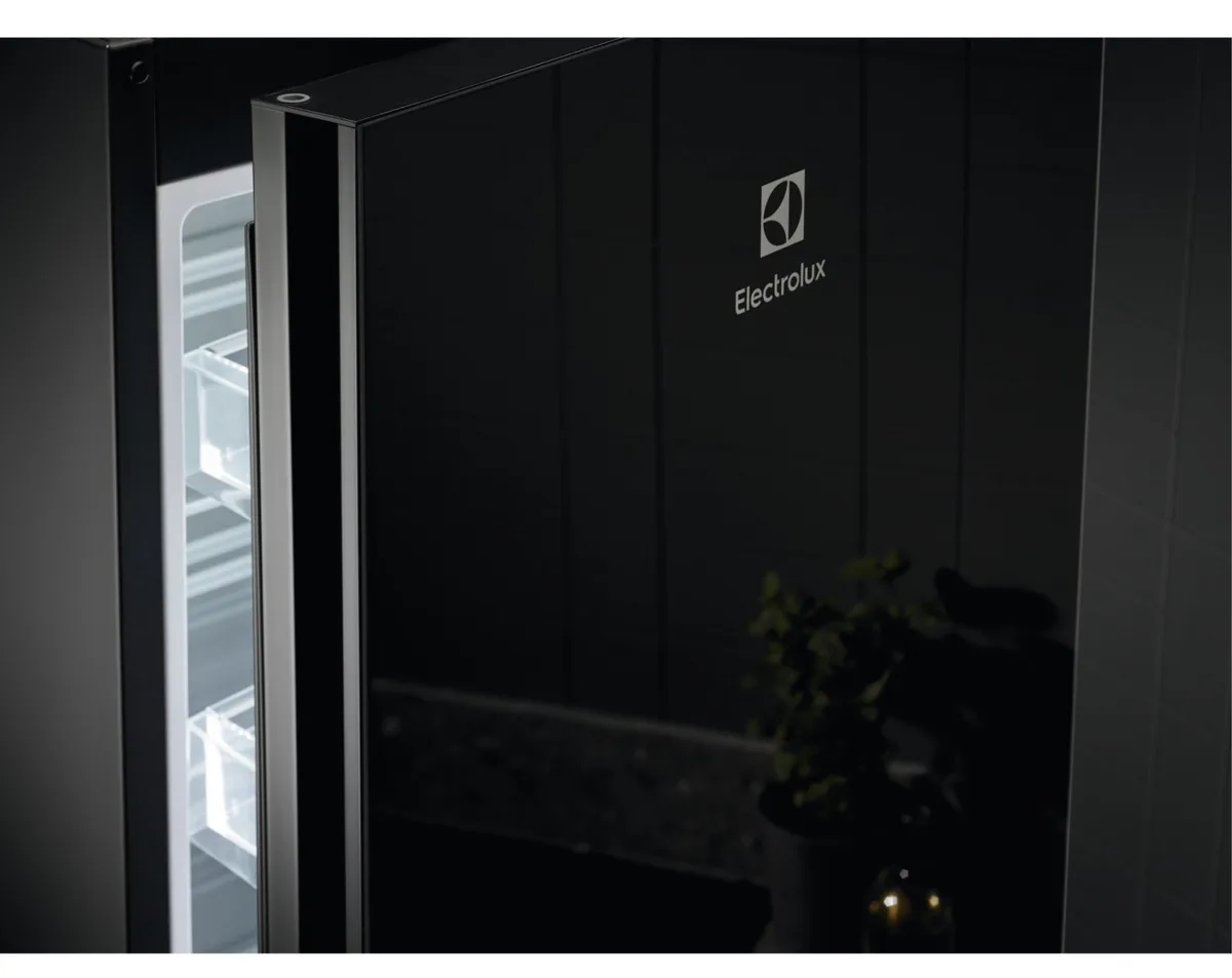 Холодильник Electrolux с нижним морозильником, габариты 201x60x66 см, объем холодильной камеры 244 л, объем морозильной камеры 94 л, двухдверный, класс энергопотребления E, комбинированный, инверторный, с дисплеем
