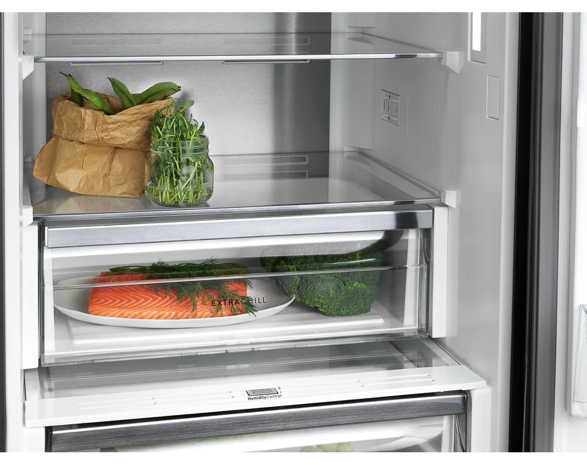 Холодильник Electrolux с нижним морозильником, габариты 201x60x66 см, объем холодильной камеры 244 л, объем морозильной камеры 94 л, двухдверный, класс энергопотребления E, комбинированный, инверторный, с дисплеем
