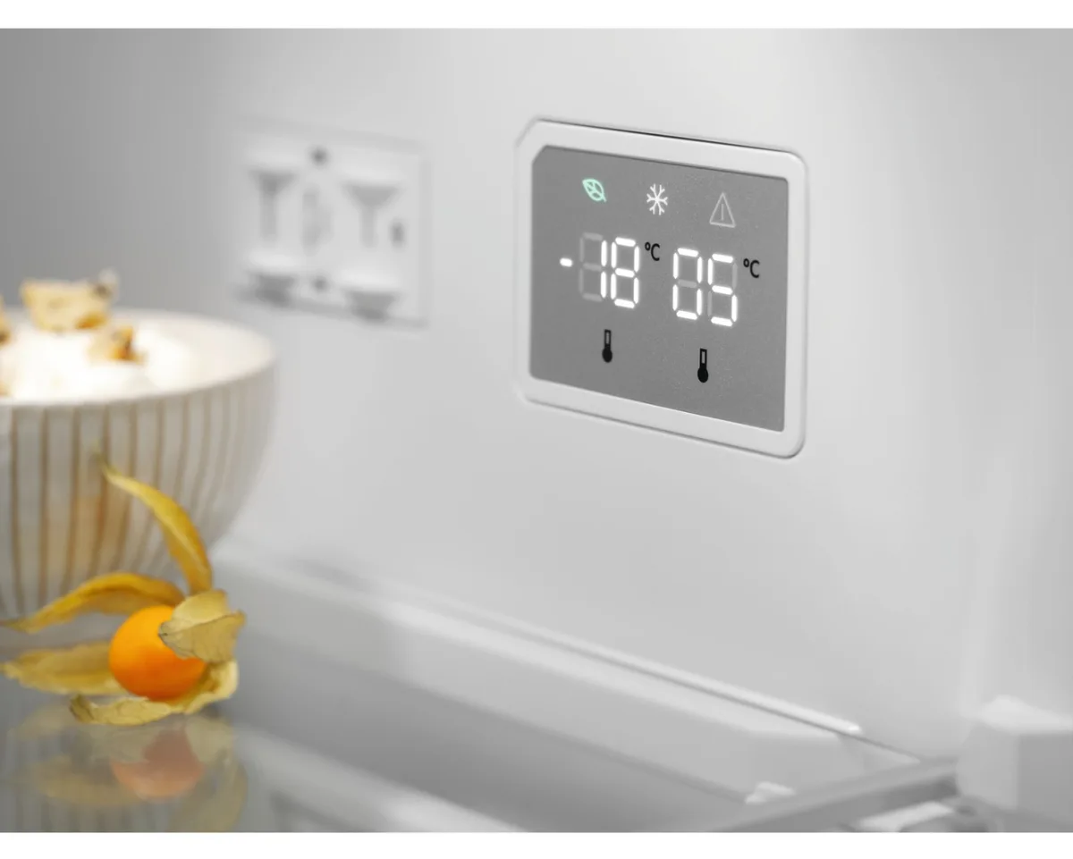 Холодильник Electrolux с нижним морозильником, габариты 201x60x66 см, объем холодильной камеры 244 л, объем морозильной камеры 94 л, двухдверный, класс энергопотребления E, комбинированный, инверторный, с дисплеем