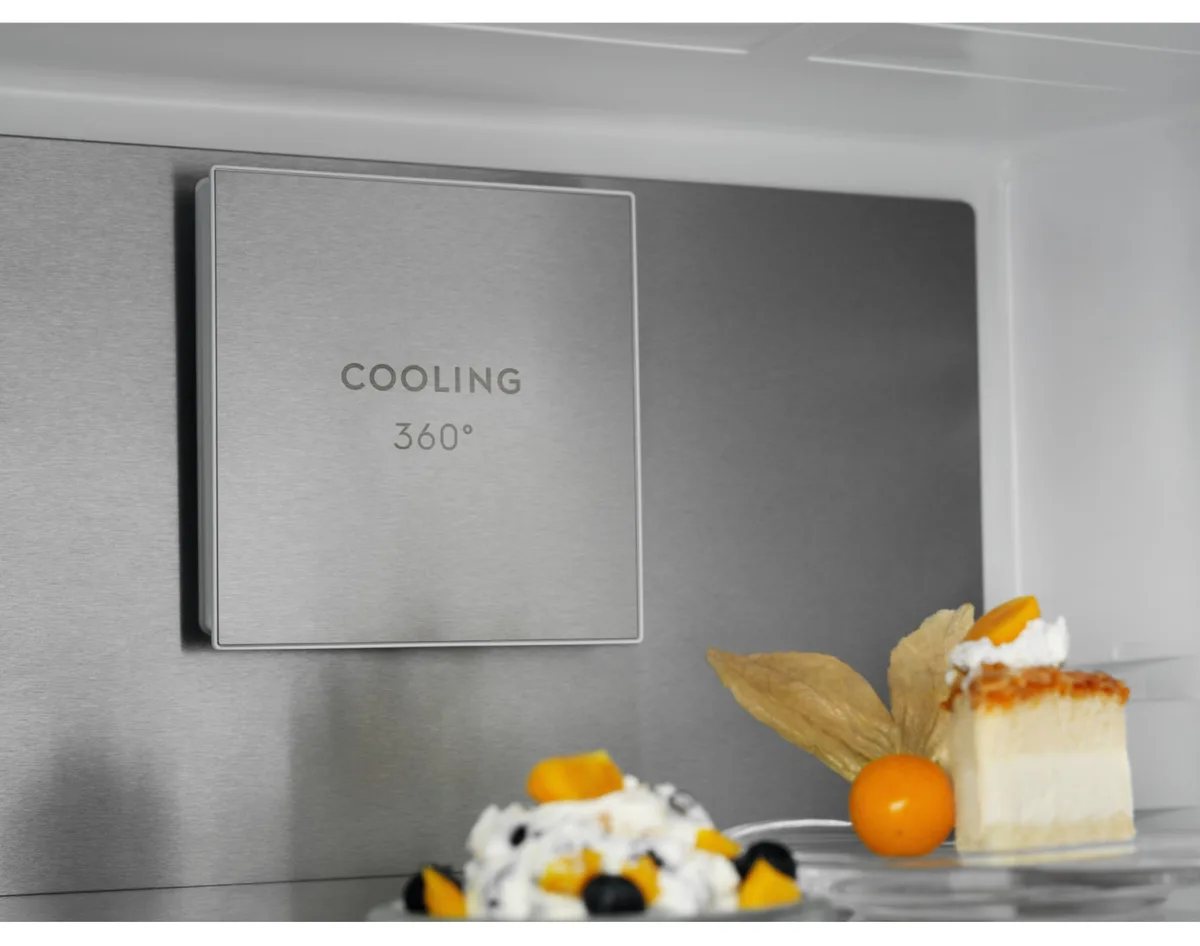 Холодильник Electrolux с нижним морозильником, габариты 201x60x66 см, объем холодильной камеры 244 л, объем морозильной камеры 94 л, двухдверный, класс энергопотребления E, комбинированный, инверторный, с дисплеем