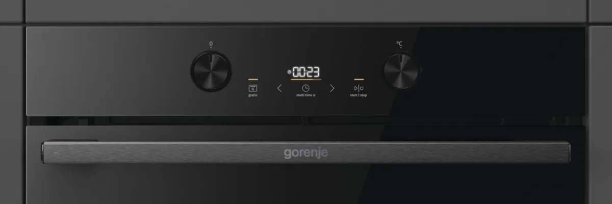 Електрична духова шафа Gorenje, 77 л, клас A+, парове приготування, сенсорний дисплей, піроліт очищення, чорний колір.