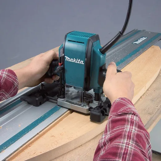 Фрезер електричний Makita RP0900, потужність 900 Вт, цанга 8 мм, оберти 27000 об/хв, вага 2.7 кг.