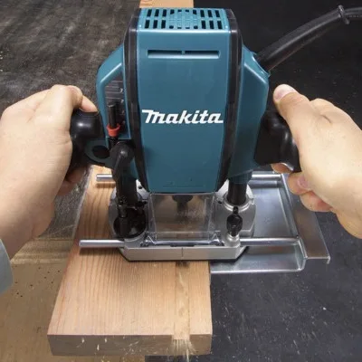 Фрезер електричний Makita RP0900, потужність 900 Вт, цанга 8 мм, оберти 27000 об/хв, вага 2.7 кг.