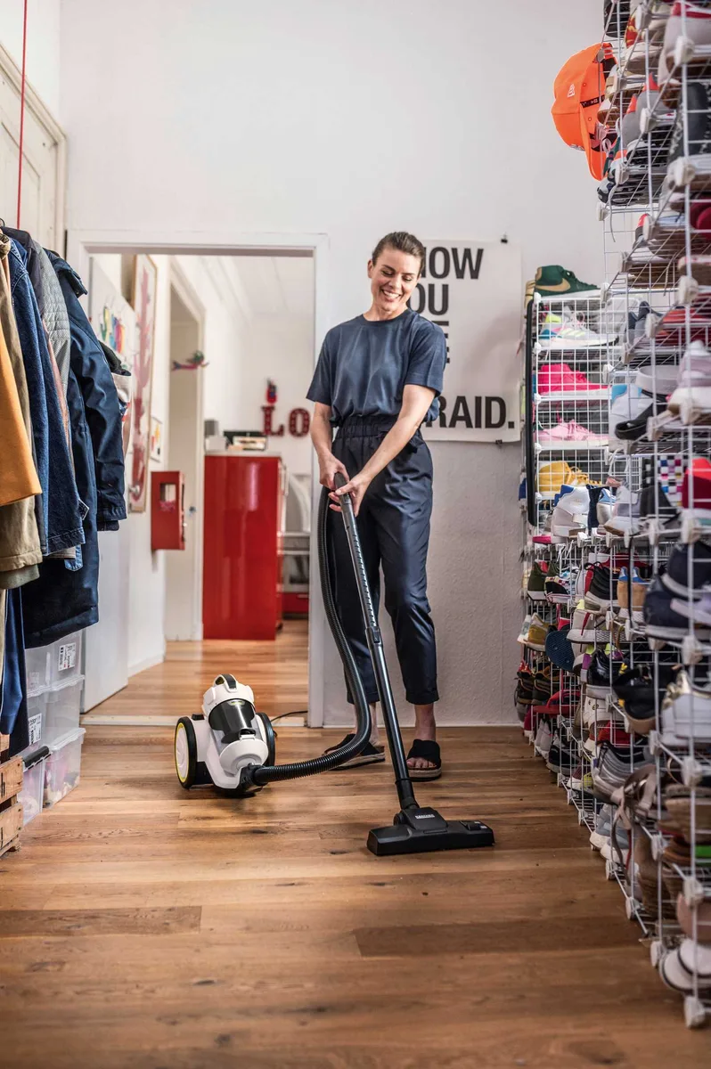 Пилосос Karcher VC 3 Plus Premium, контейнерний, 1600 Вт, об'єм контейнера - 0.9 л, вага - 4.4 кг, фільтр HEPA 13, білий.