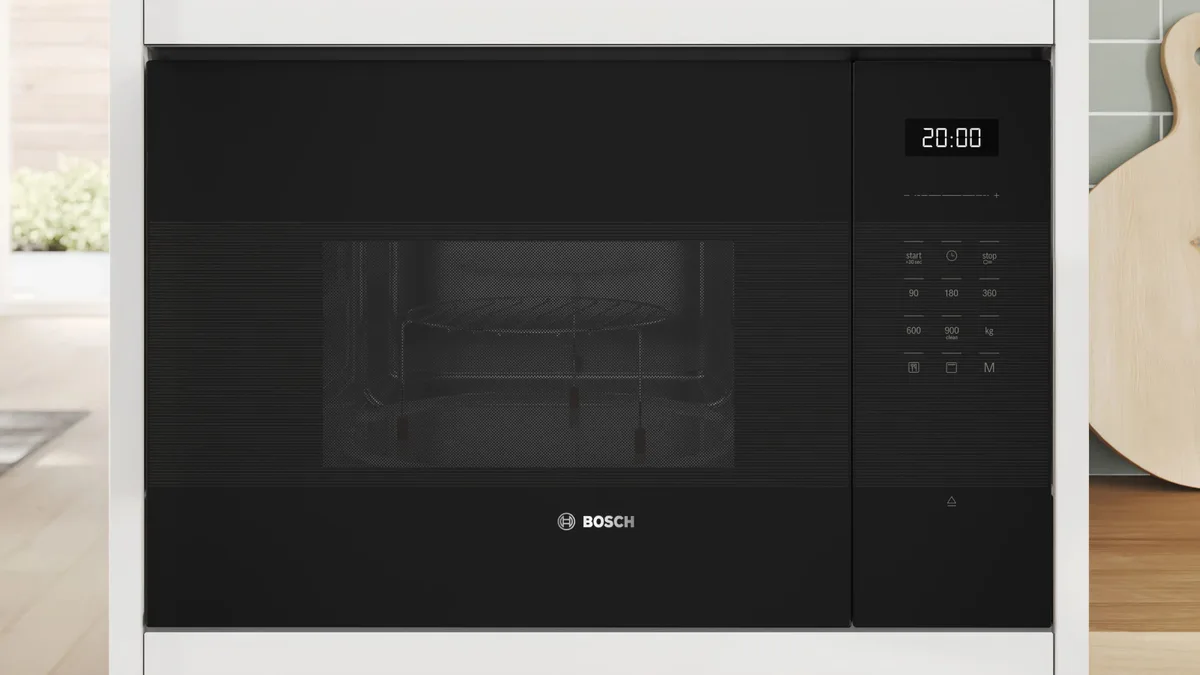 Вбудована мікрохвильова піч Bosch, 25 л, електронне керування, 900 Вт, гриль, з дисплеєм, чорного кольору.