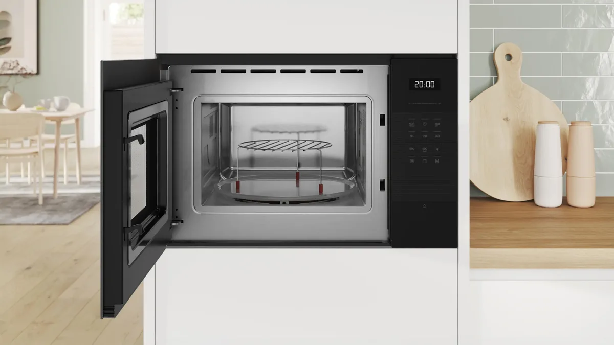 Вбудована мікрохвильова піч Bosch, 25 л, електронне керування, 900 Вт, гриль, з дисплеєм, чорного кольору.