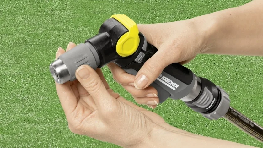 Ручний зрошувач Karcher "Преміум", пістолетного типу, металевий, з можливістю регулювання тиску води та форми струменя.