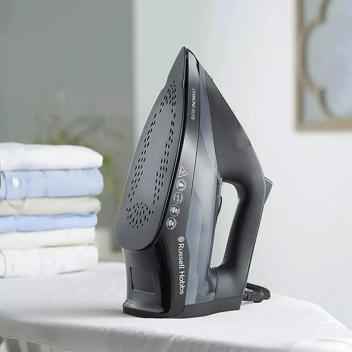 Праска Russell Hobbs Diamond Elite, 3100Вт, 350мл, паровий удар 220г, самоочищення, керамічна підошва, чорного кольору.