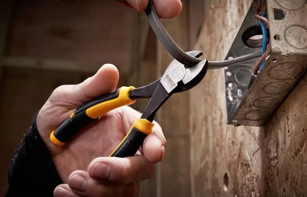 Діагональні кусачки DeWALT LASER HARDENED 160 мм з лазерною загартуванням.