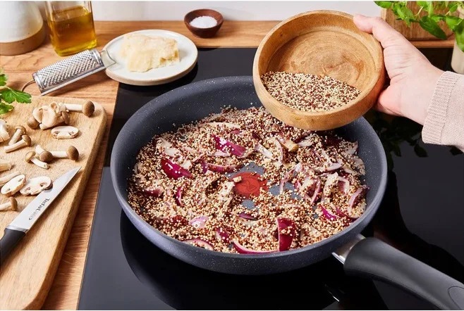 Сковорода Tefal Healthy Chef, 28 см, алюмінієва, сірого кольору.