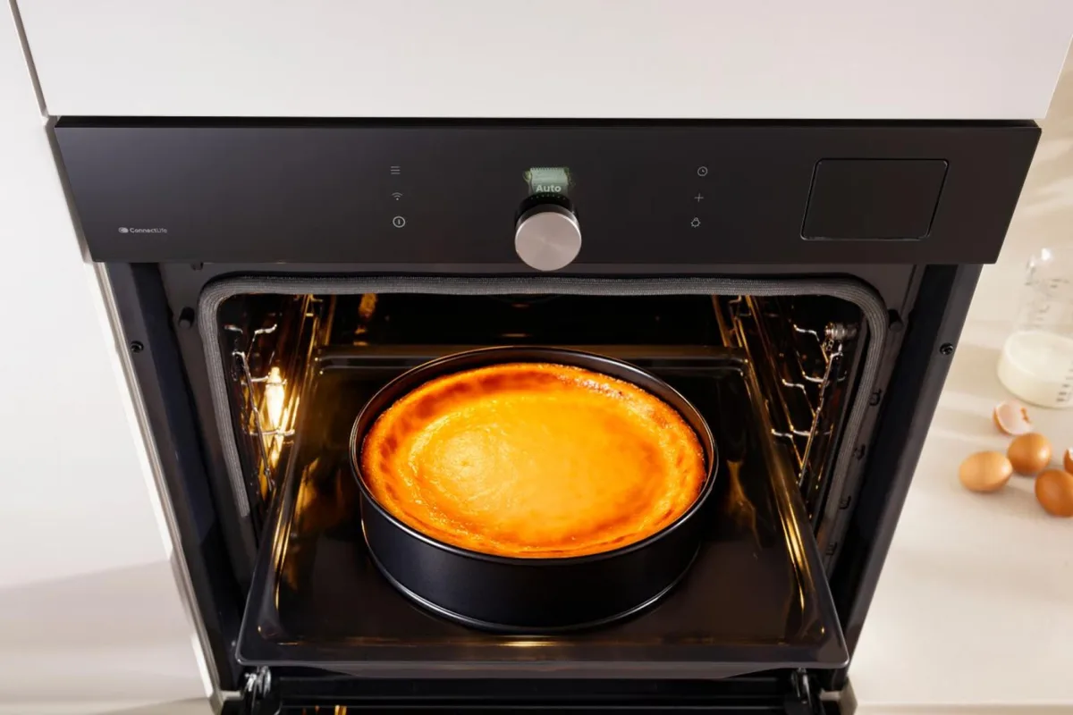 Електрична духова шафа Gorenje, 77 л, клас A+, з Wi-Fi, функцією пароварки, дисплеєм, чорна.
