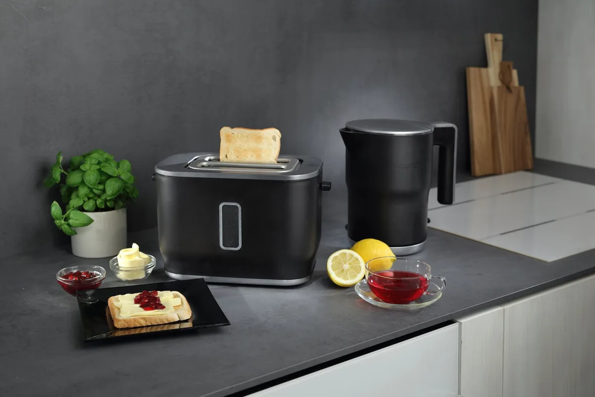Електрочайник Gorenje 1.5л з ізольованими стінками, чорний матовий.