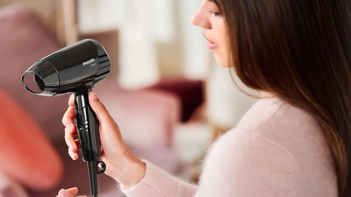 Фен Philips компактный 1200 Вт черный с холодным воздухом и складной ручкой.