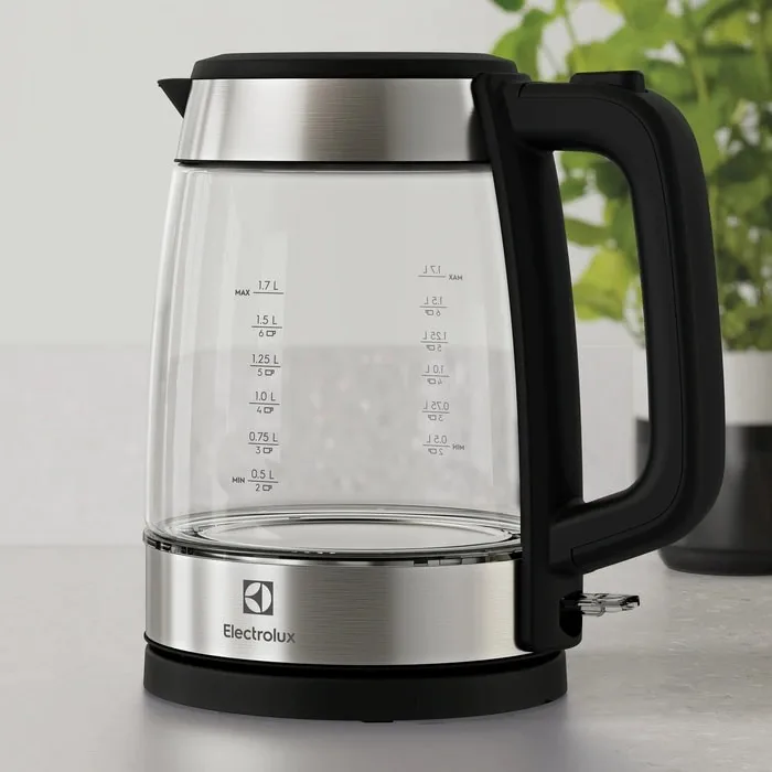 Електрочайник Electrolux 1.7л, Strix, скляний, сріблястий з чорними елементами.