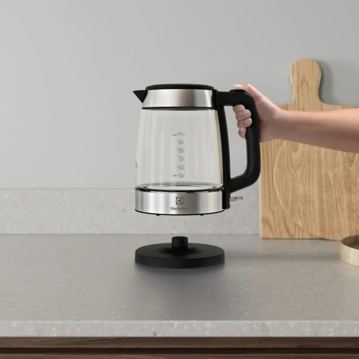 Електрочайник Electrolux 1.7л, Strix, скляний, сріблястий з чорними елементами.