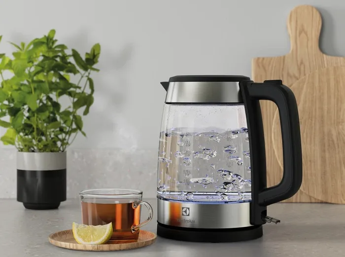Електрочайник Electrolux 1.7л, Strix, скляний, сріблястий з чорними елементами.
