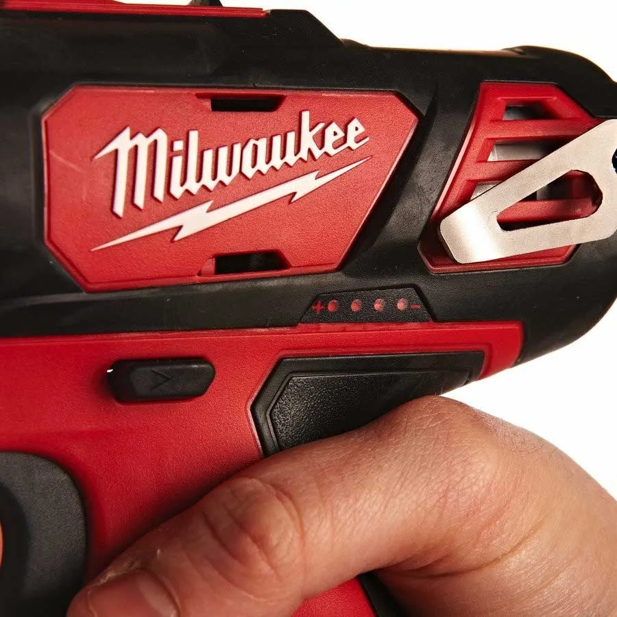 Аккумуляторная шуруповерт-дрель Milwaukee M12 BPD-202C 12В, 2 батареи по 2А·ч, момент 30Нм, скорость 0-1500 об/мин, с зарядным устройством, в кейсе, вес 12 кг