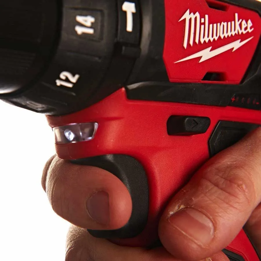 Аккумуляторная шуруповерт-дрель Milwaukee M12 BPD-202C 12В, 2 батареи по 2А·ч, момент 30Нм, скорость 0-1500 об/мин, с зарядным устройством, в кейсе, вес 12 кг