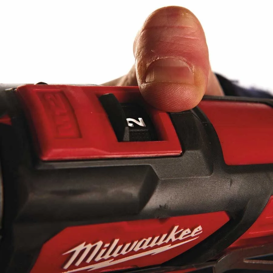Аккумуляторная шуруповерт-дрель Milwaukee M12 BPD-202C 12В, 2 батареи по 2А·ч, момент 30Нм, скорость 0-1500 об/мин, с зарядным устройством, в кейсе, вес 12 кг