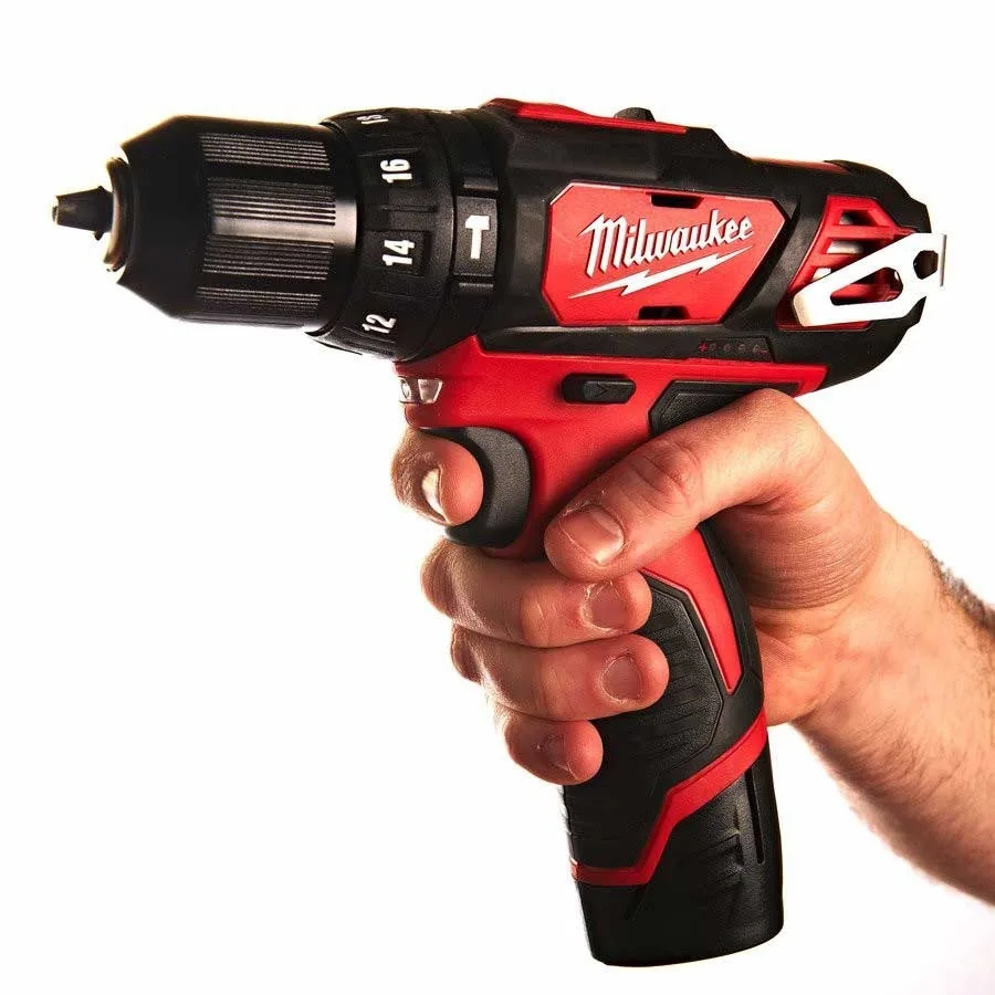 Аккумуляторная шуруповерт-дрель Milwaukee M12 BPD-202C 12В, 2 батареи по 2А·ч, момент 30Нм, скорость 0-1500 об/мин, с зарядным устройством, в кейсе, вес 12 кг