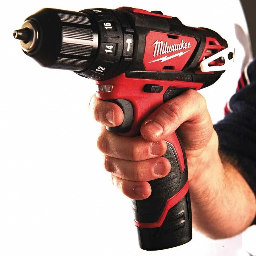 Аккумуляторная шуруповерт-дрель Milwaukee M12 BPD-202C 12В, 2 батареи по 2А·ч, момент 30Нм, скорость 0-1500 об/мин, с зарядным устройством, в кейсе, вес 12 кг