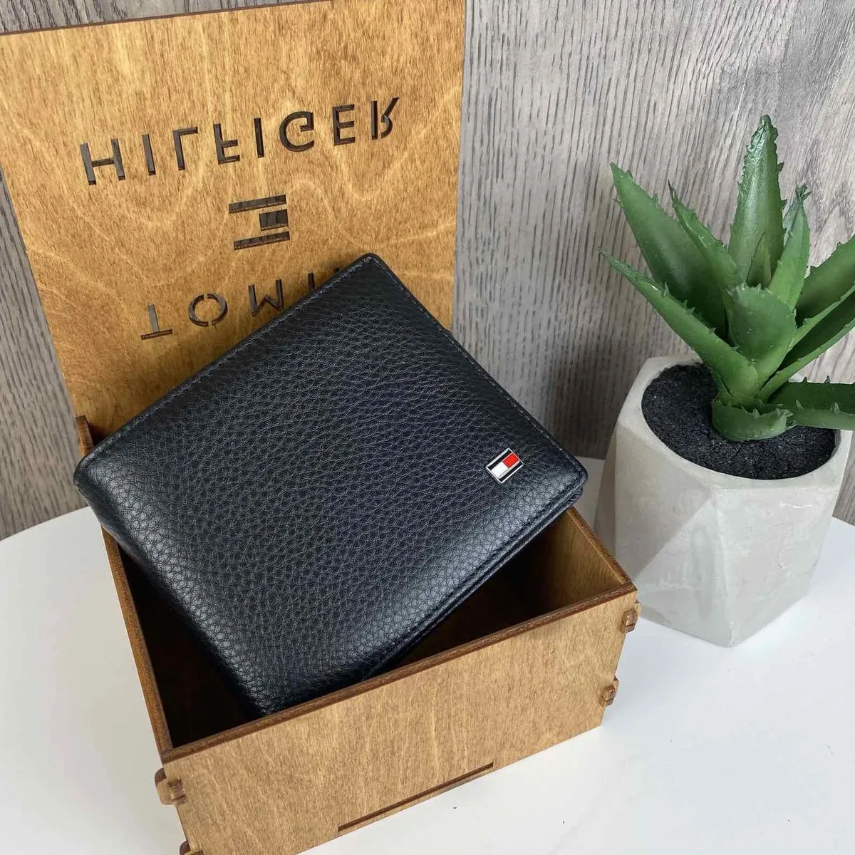 Чоловічий шкіряний гаманець Tommy Hilfiger чорний 12х10 см натуральна шкіра на магніті