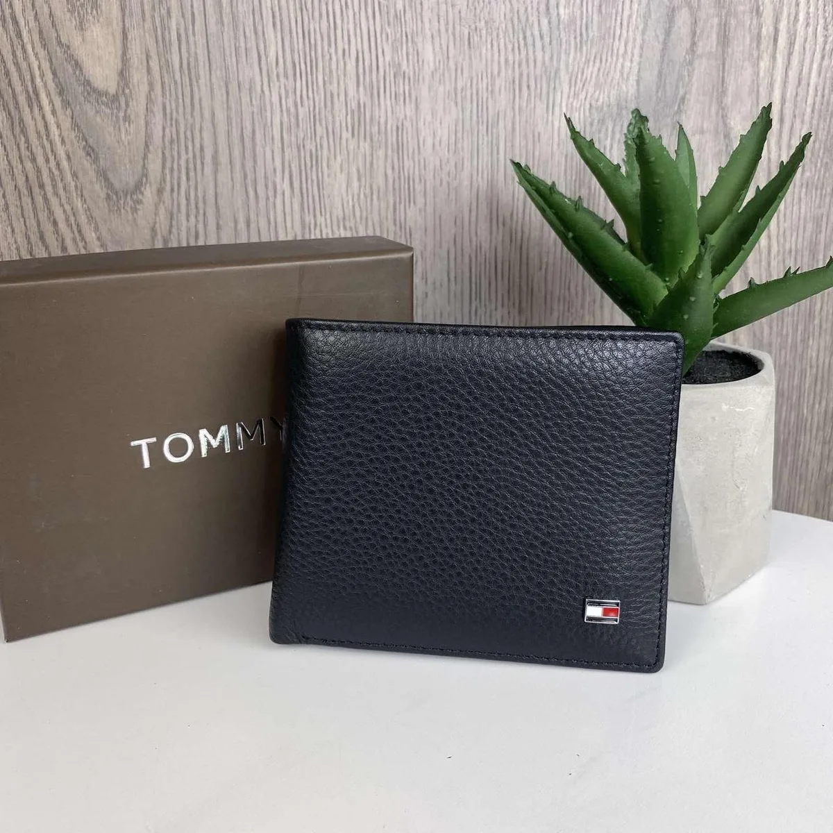 Чоловічий шкіряний гаманець Tommy Hilfiger чорний 12х10 см натуральна шкіра на магніті