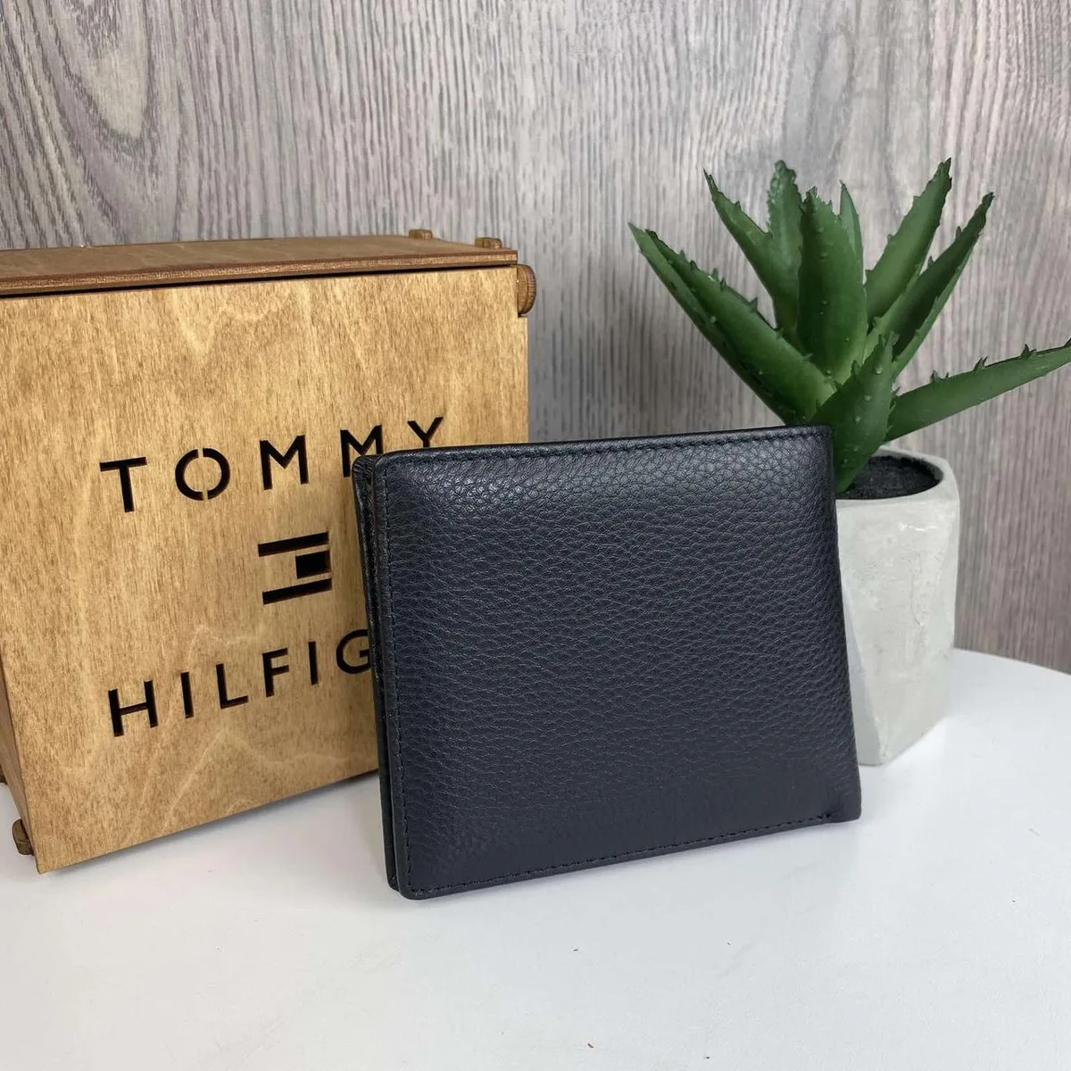 Чоловічий шкіряний гаманець Tommy Hilfiger чорний 12х10 см натуральна шкіра на магніті