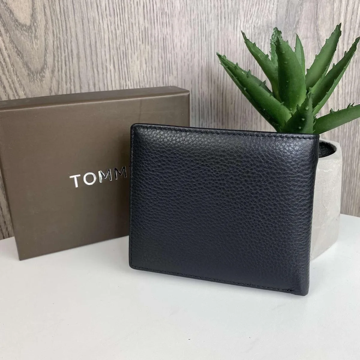 Чоловічий шкіряний гаманець Tommy Hilfiger чорний 12х10 см натуральна шкіра на магніті