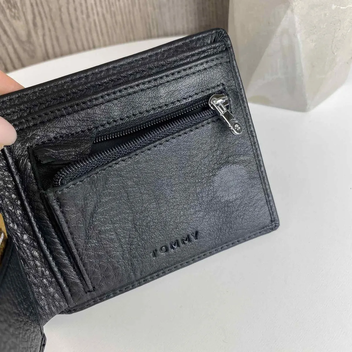 Чоловічий шкіряний гаманець Tommy Hilfiger чорний 12х10 см натуральна шкіра на магніті
