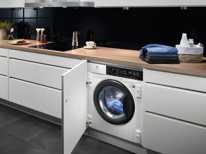Стиральная машина Electrolux встроенная фронтальная 8кг 1400 об/мин белая с дисплеем и паром