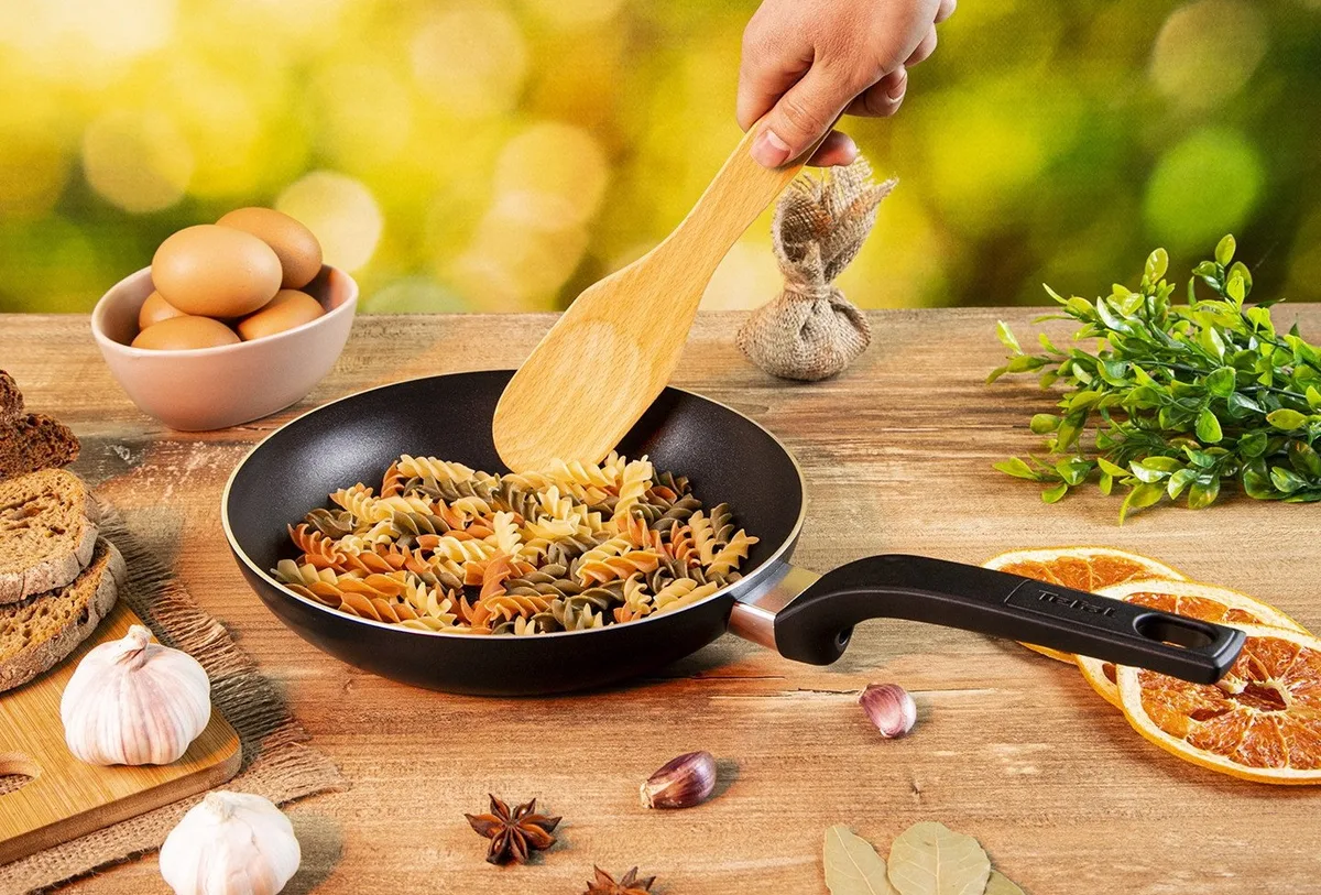 Сковорода Tefal Simply Clean, 24 см, алюмінієва, з бакелітовою ручкою, чорного кольору.
