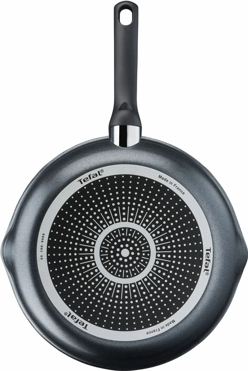 Сковорода з кришкою Tefal Day by Day, 24 см, алюмінієва, з бакелітовою ручкою та скляною кришкою, чорного кольору.
